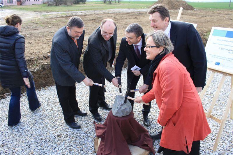 obrázek: Poklepání základního kamene chráněného bydlení v Jaroměřicích nad Rokytnou