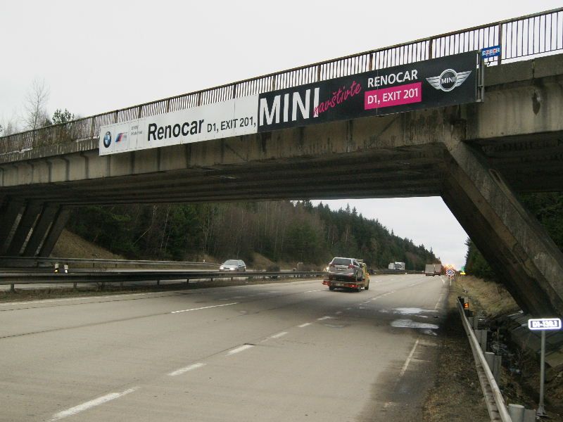 obrázek: Policisté hledají pachatele, který hodil kámen na auto z dálničního mostu