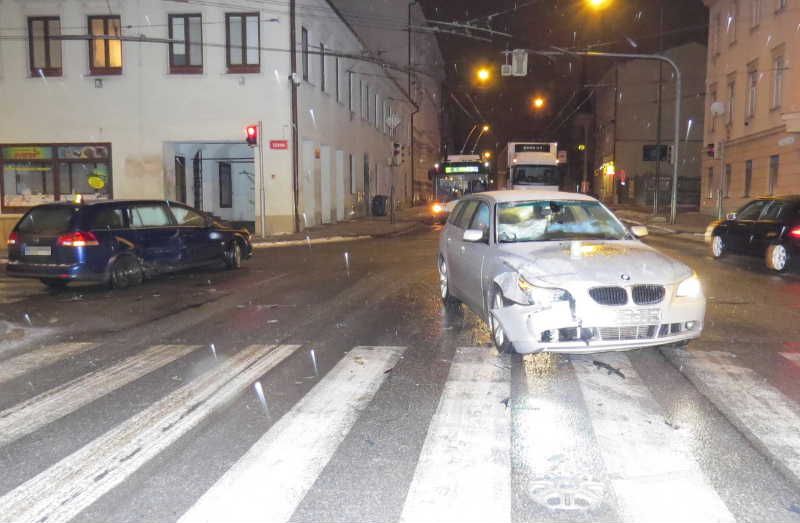 obrázek: Policisté hledají svědky havárie v jihlavě