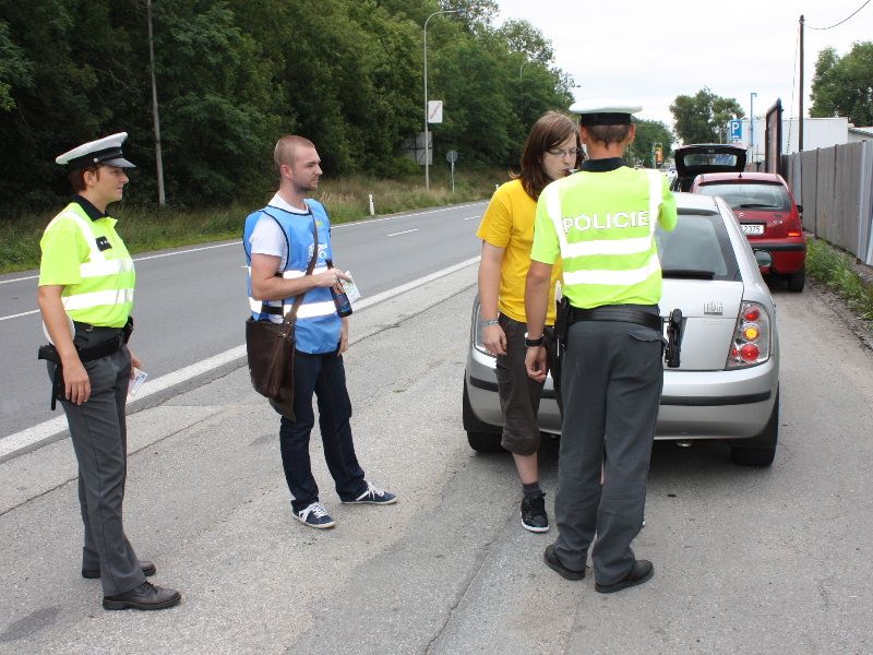 obrázek: Policisté propagují nealko pivo, řidiči ale pijí dál