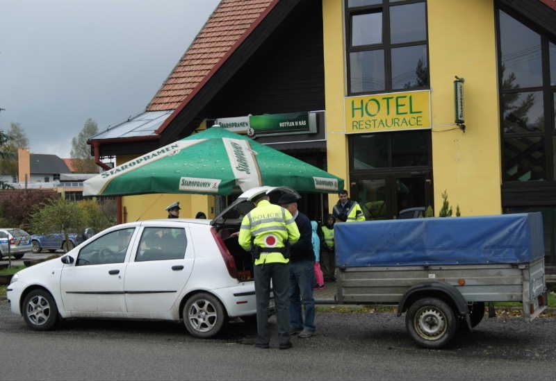 Policisté s dětmi rozdávali jablka nebo citrony