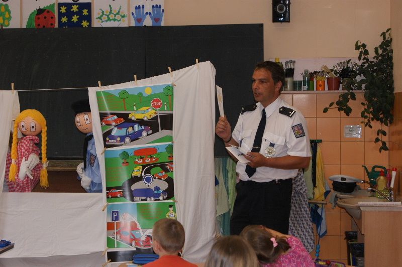 obrázek: Policisté učí školáky s Amálkou jak se chovat bezpečně v silničním provozu