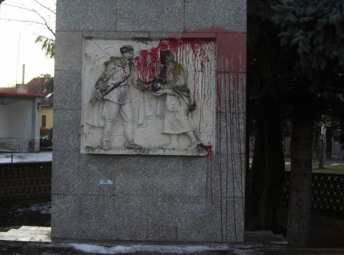 Policisté v Okříškách šetří škození pomníku