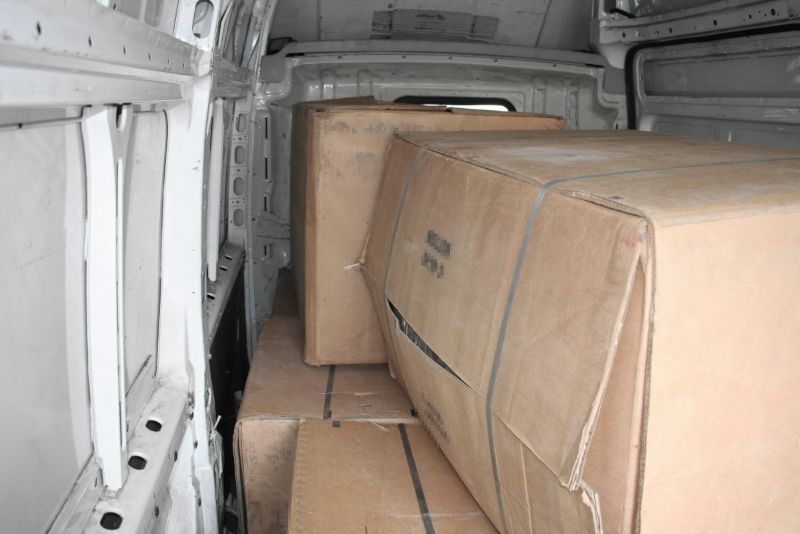 Policisté zadrželi cizince, převáželi nelegálně stovky kilogramů tabáku