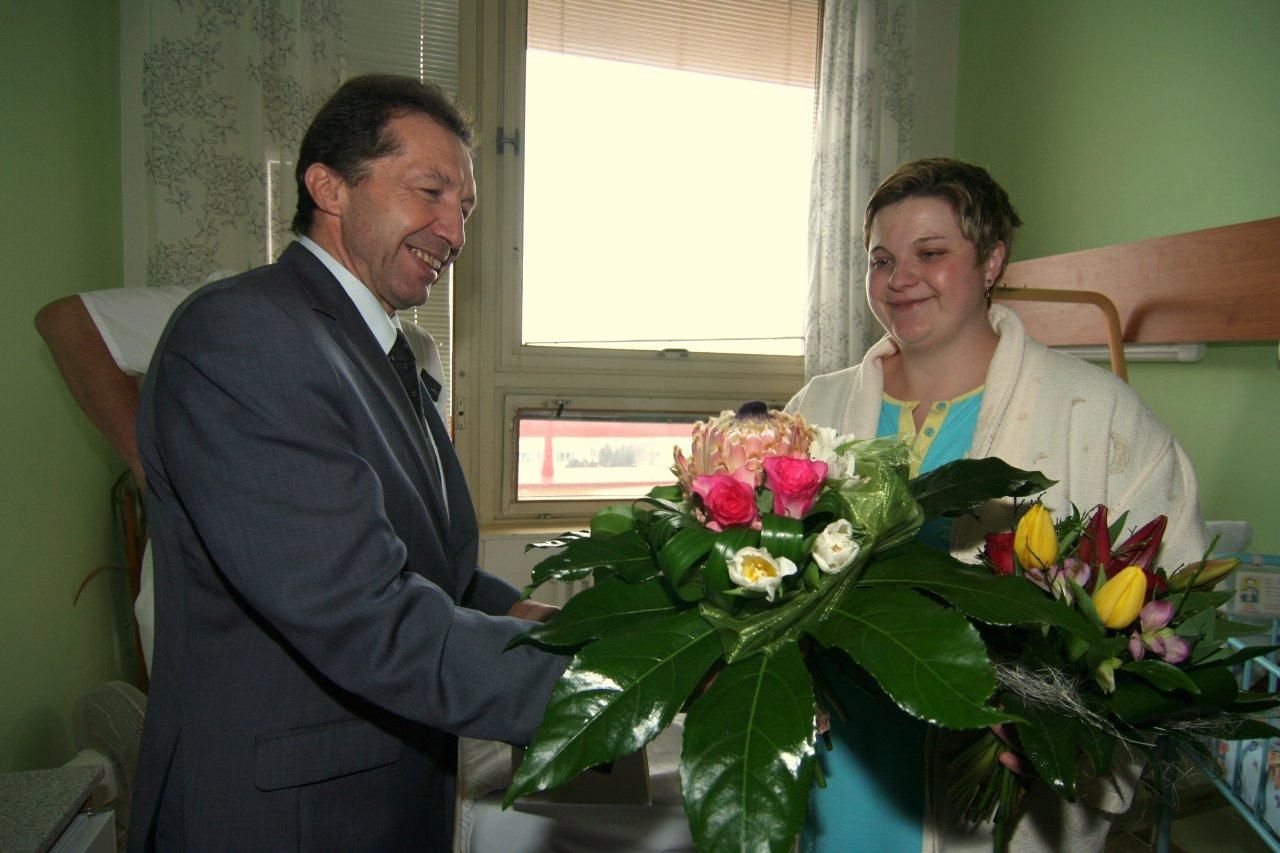/uws_images/firmy/083199/clanky/politici-poprali-prvnimu-letosnimu-miminku-vysociny/000001_h.jpg