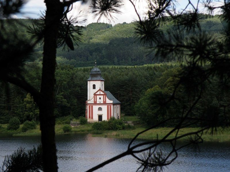 Pomozte Spolku Přátelé Zahrádky zachránit interiér kostela v Zahrádce
