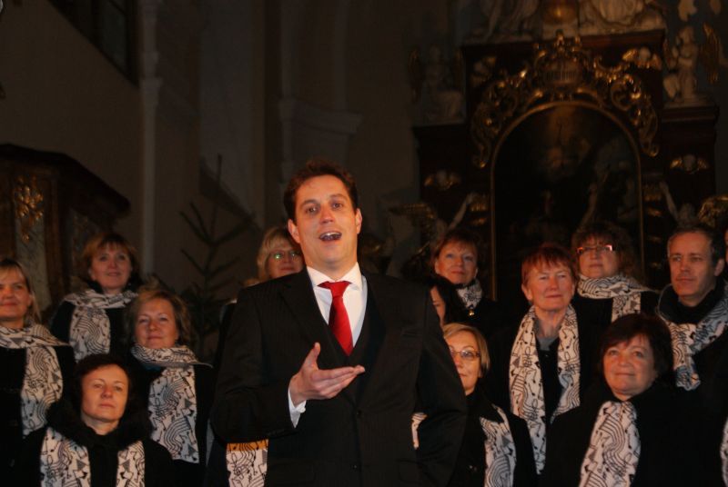 Potlesk vestoje pro Bortolottiho a sbor Melodii z Jihlavy