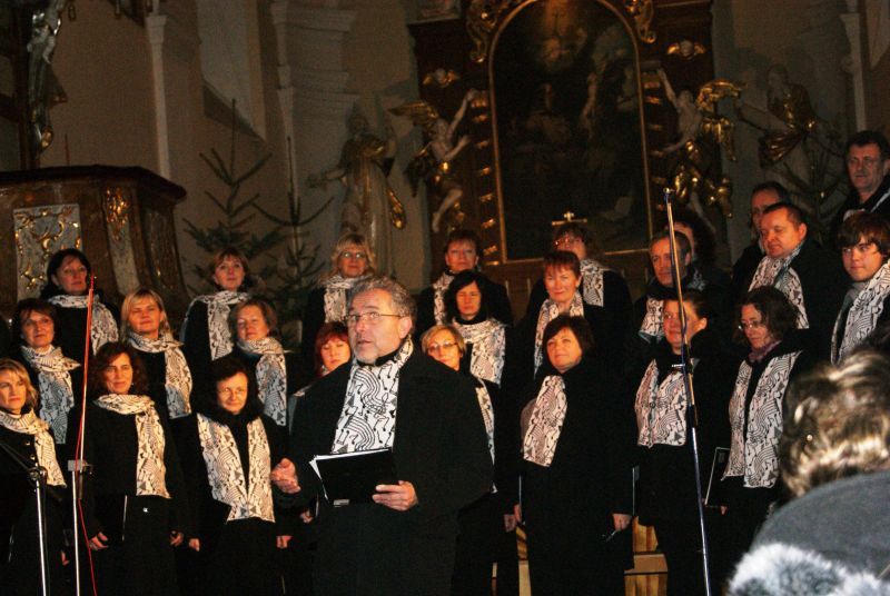 /uws_images/firmy/083199/clanky/potlesk-vestoje-pro-bortolottiho-a-sbor-melodii-z-jihlavy/000002_h.jpg