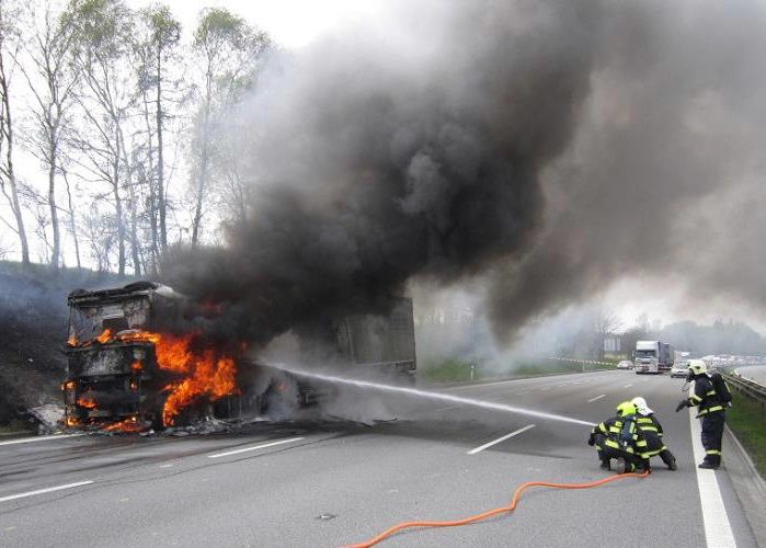 obrázek: Požár kamionu zablokoval dopravu na dálnici na Vysočině
