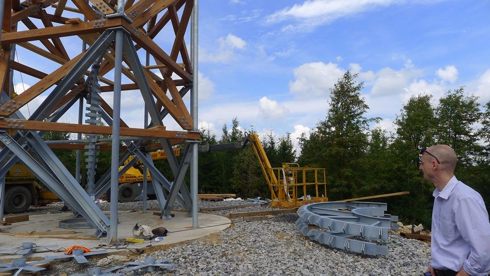 Práce na stavbě rozhledny na Pekelném kopci