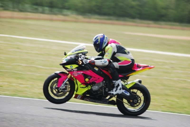 Práškův hrozivě vypadající pád odnesla jen motorka