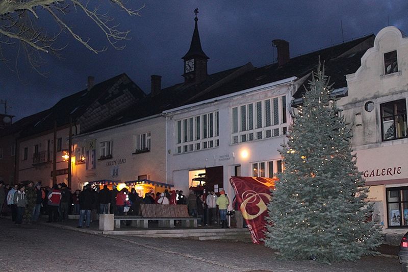 Předvánoční jarmark na náměstí v Lipnici nad Sázavou