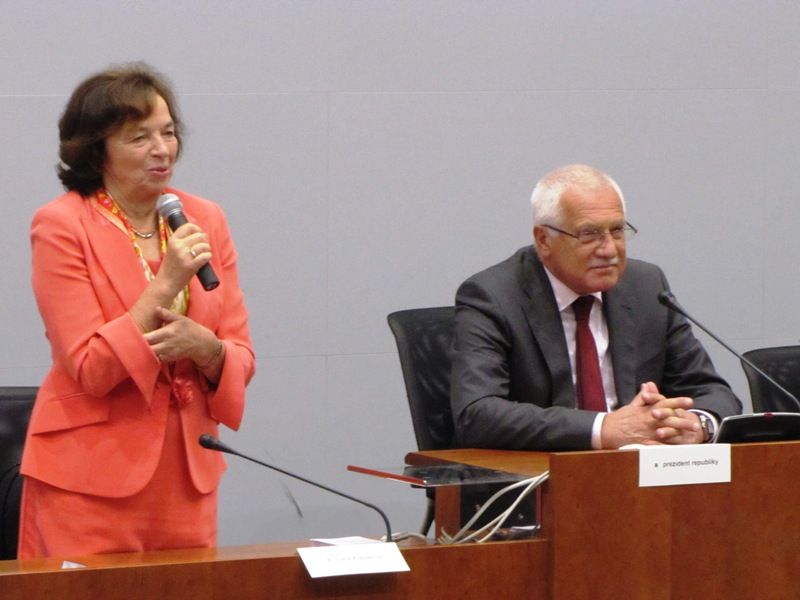 Prezident si veze z Jihlavy kovaného ježka