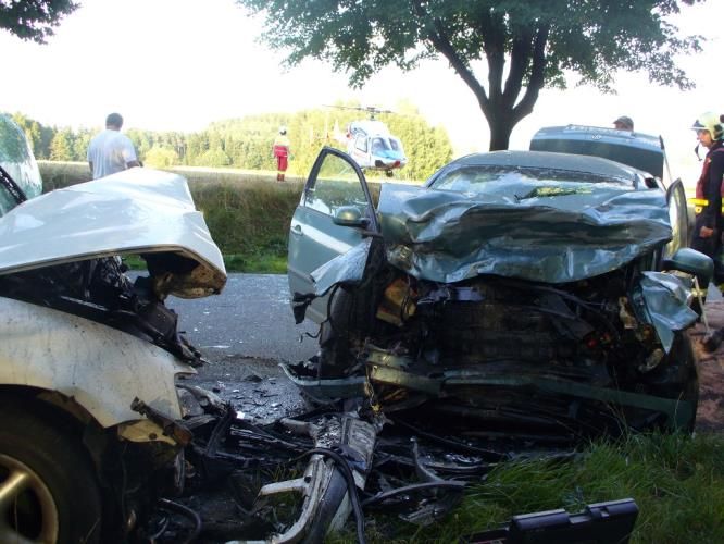 obrázek: Při střetu dvou aut u Jiřic zahynuli oba řidiči