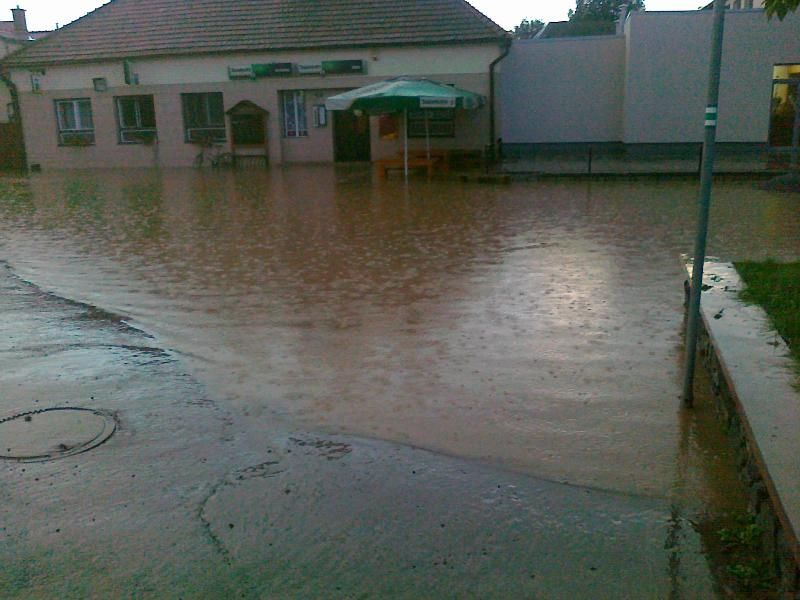 Přívalový déšť způsobil bleskové povodně v Hodicích