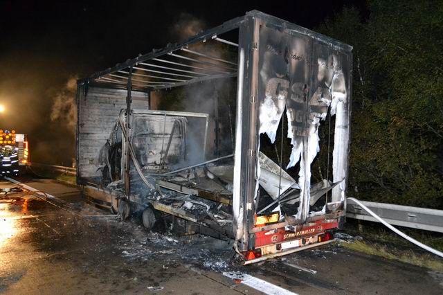 Přívěs i s dodávkou hořel v noci na dálnici D1 na Vysočině