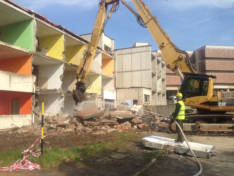 Probíhá demolice ubytovny v areálu Nemocnice Pehlřimov