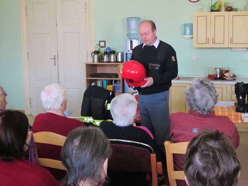 Profesionální hasič z Pelhřimova navštívil prosečské seniory