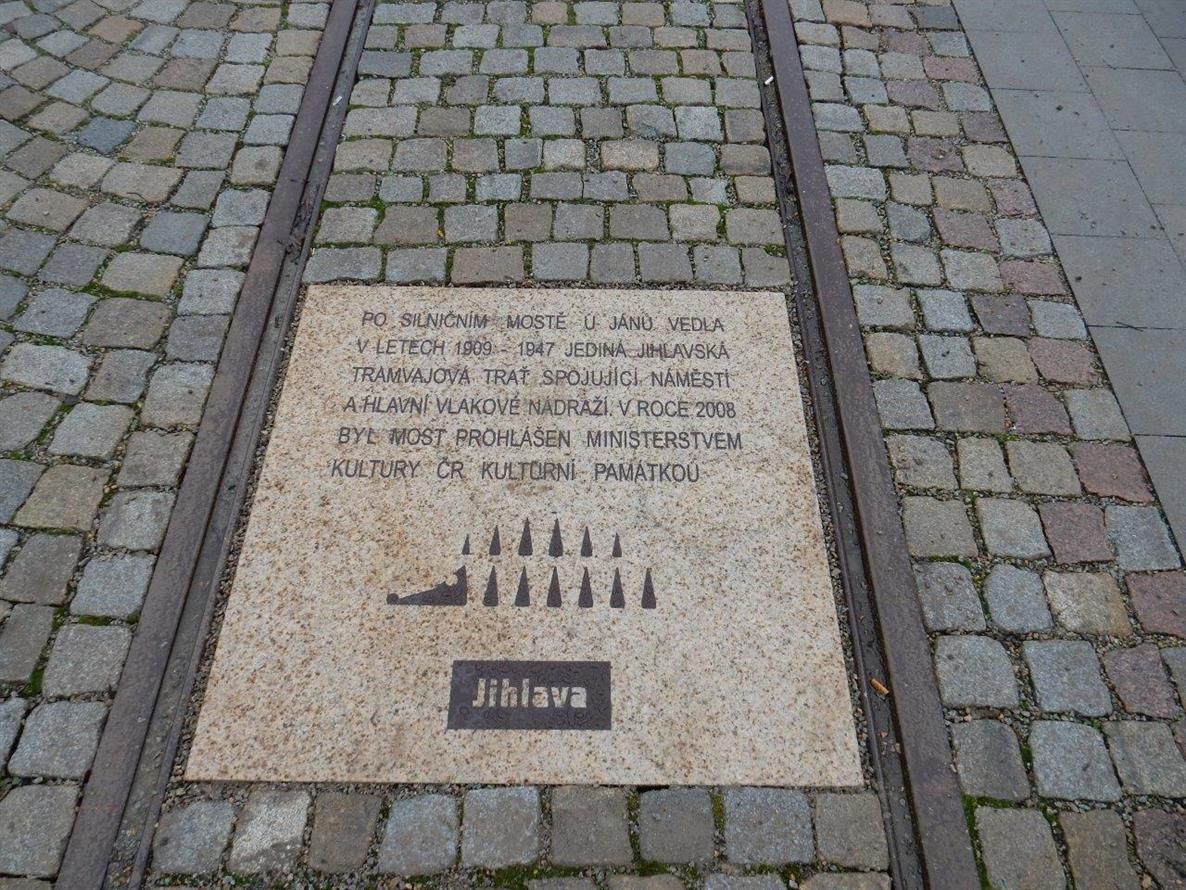 Provoz tramvají v Jihlavě připomíná deska