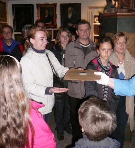 Putování žďárským muzeem doprovázelo světlo z luceren a svíček