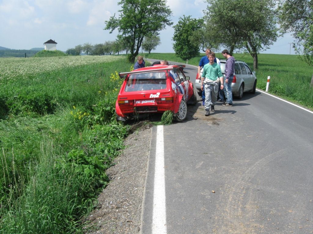 Rallye má za sebou první karamboly