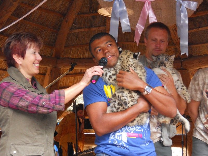 Ray Koranteng pokřtil koťata irbisů v jihlavské ZOO