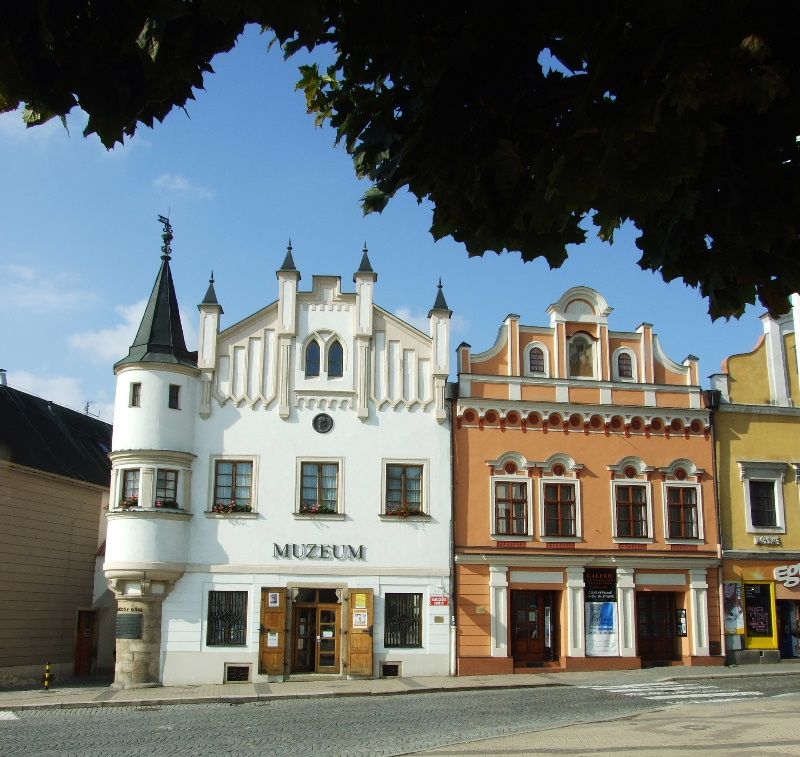 obrázek: Režisér Krysáků z Vizovic přednáší v brodském muzeu