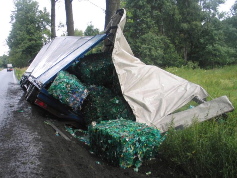 Řidič kamionu na Pelhřimovsku zřejmě usnul a havaroval