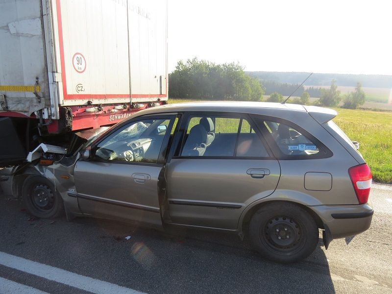 Řidič u Stonařova narazil do stojící kolony