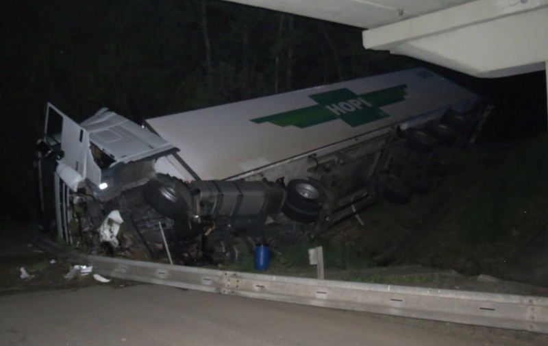 Řidič vyjel s kamionem z dálnice D1 a převrátil se na silnici pod dálnicí