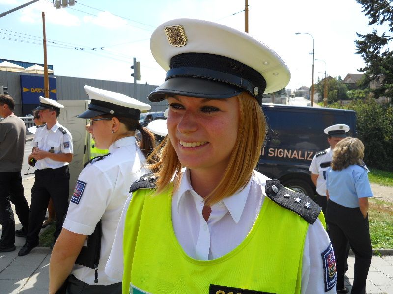 Řidiči i chodci před policistou v křižovatce zmatkovali