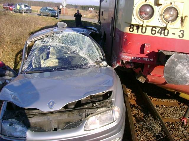Řidička osobního auta se při srážce s vlakem v Lípě zranila