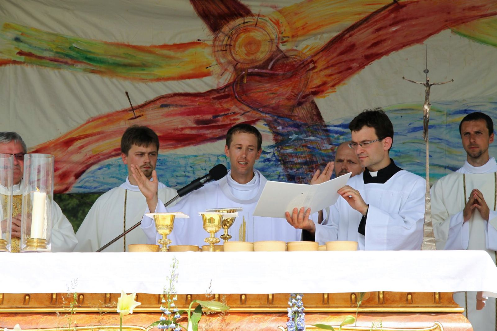 S novoknězem Josefem Novotným slavilo na Farských humnech dva a půl tisíce lidí
