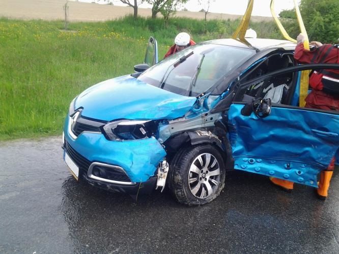 obrázek: S vozem skončila řidička na Třebíčsku v rybníce