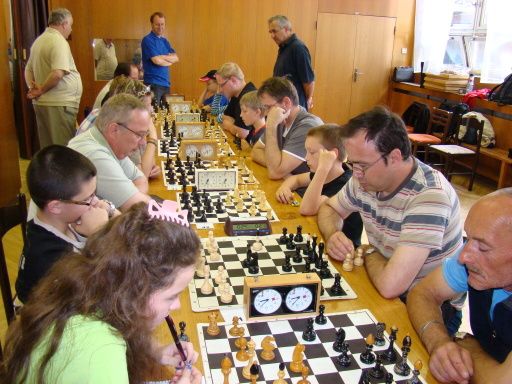 obrázek: Šachisté Gambitu Jihlava smírně v Táboře, kraji vévodí Caissa Třebíč D