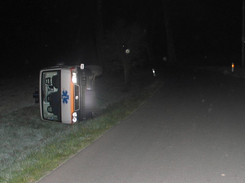 Sanitka na Pelhřimovsku havarovala