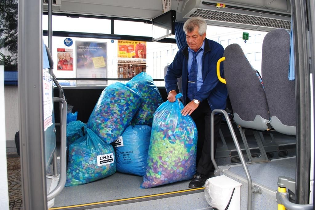 Sbírka víček pro nemocného Davídka úspěšně pokračuje dál