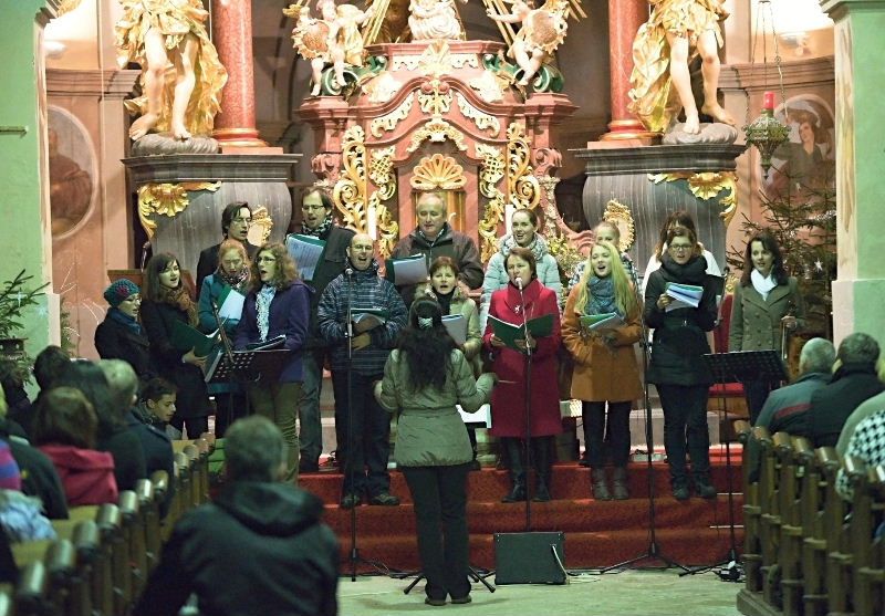 obrázek: Schola z Vyskytné a soubor Řekni všem rozdávaly zpěvem radost