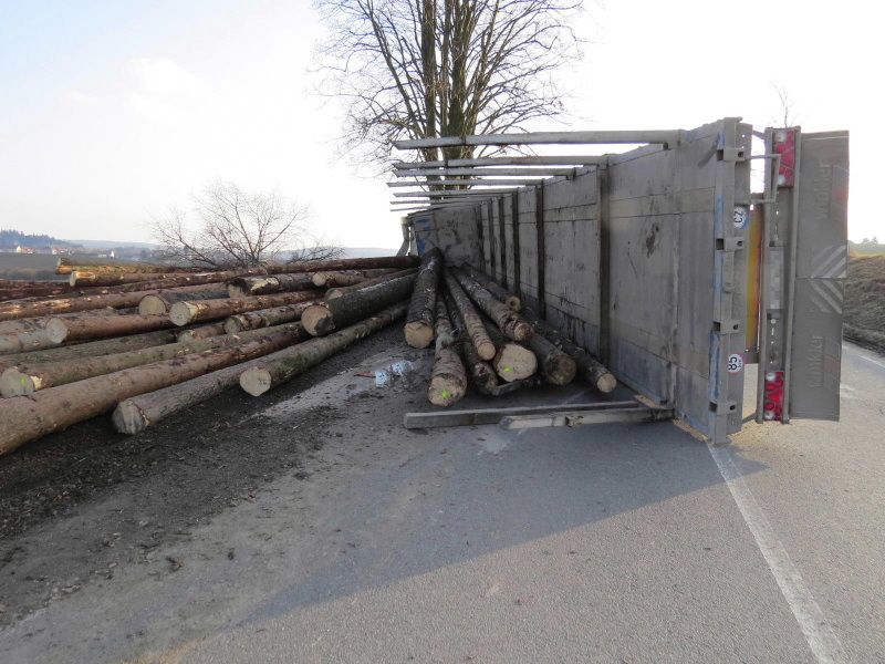 obrázek: Silnici u Hodic zablokovala nehoda auta s nákladem dřeva