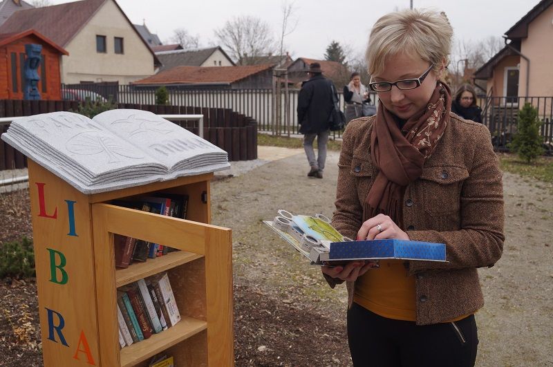 obrázek: Slavnostní otevření knihobudky a dražba kalendáře ve Ždírci