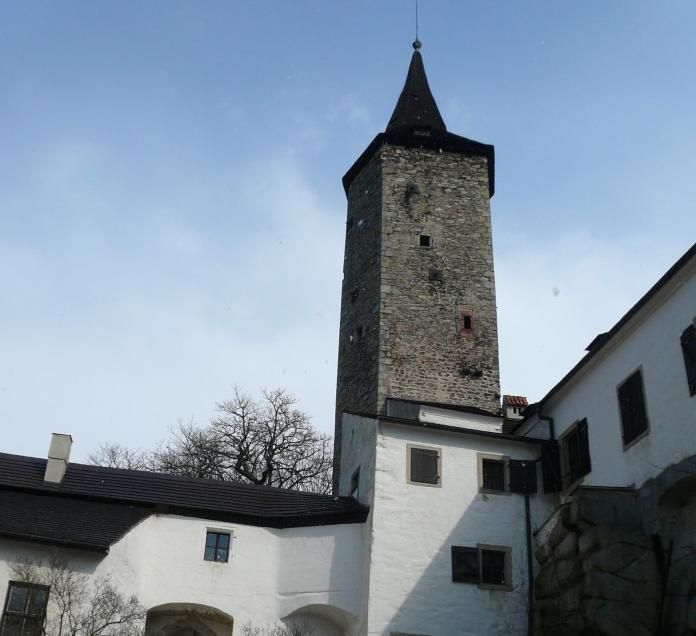 obrázek: Sluha dvou pánů na roštejnském nádvoří