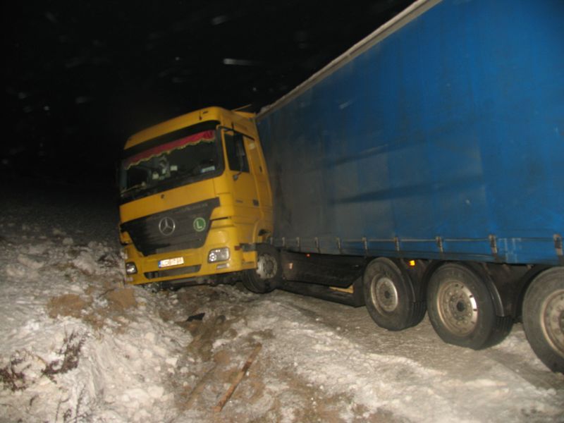 Sněhové jazyky a ledovka potrápily řidiče na Vysočině