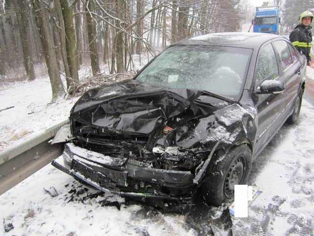 Sníh a náledí znovu v hlavní roli, u Martínkova se střetla dva auta