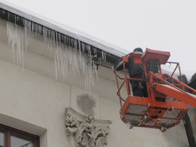 Sníh zatěžuje střechy na Vysočině