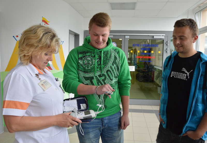 obrázek: Sportovci z Okřešic darovali dětskému oddělení v Třebíči nový přístroj