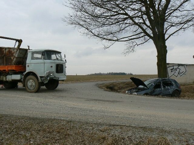 Srážka dvou aut na Třebíčsku s jedním zraněním