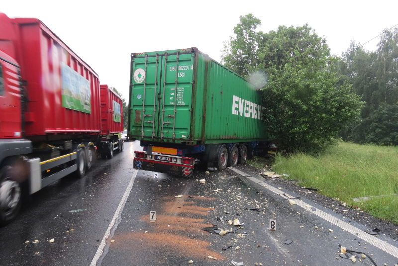 Srážka kamionů zablokovala ráno silnici z Jihlavy do Brodu