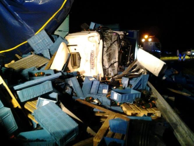 Srážka tří kamionů uzavřela v noci dálnici D1 na Vysočině