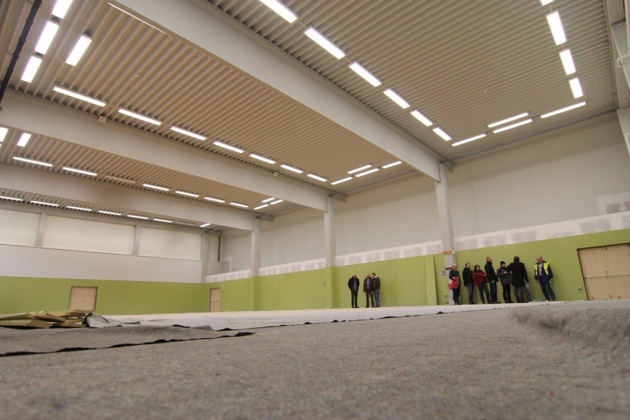 Stavba nové haly na badminton v Jihlavě finišuje