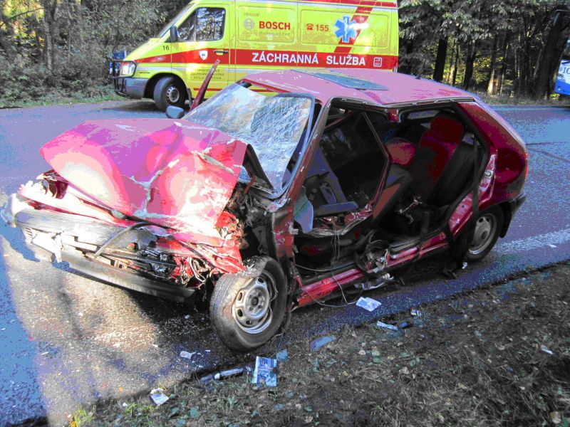 Střet dvou aut u Kostelce, hasiči museli zraněné vyprošťovat